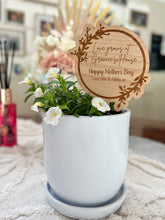 Load image into Gallery viewer, Love Grows Here Plaque Stalk

